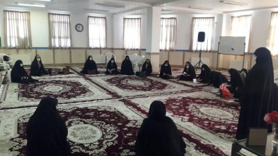 نشست کتابخوانی در جمع طلاب جدیدالورود و اهدای کتاب بدان ایدک الله به طلاب